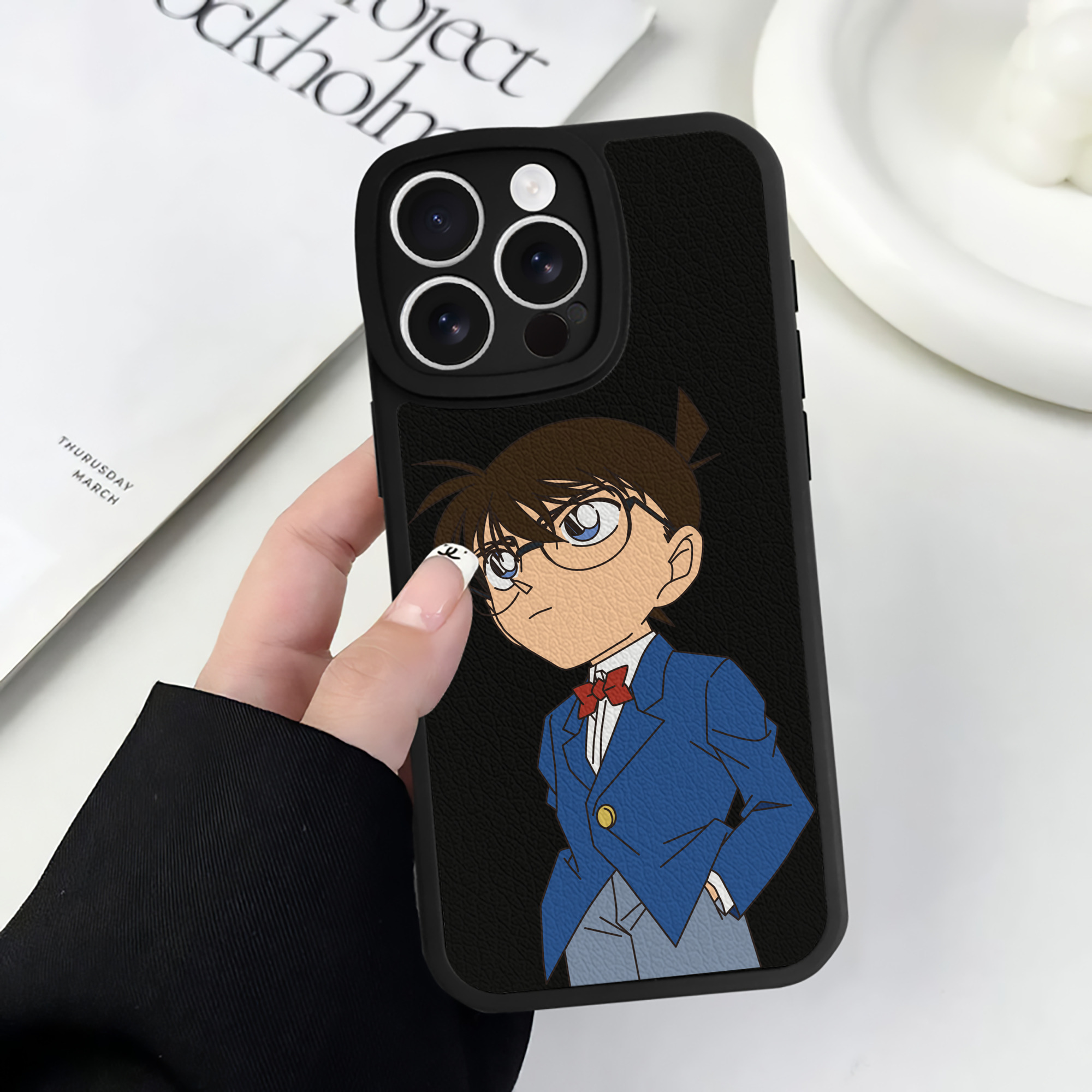 （画像用） 名探偵コナン 江戸川 コナン Detective Conan Conan Edogawa 【iPhone 16シリーズ対応】シリコンスマホケース（レザー調） 材質：シリコン